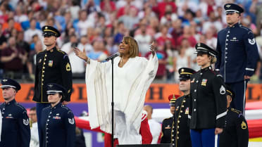 Patti La Belle sings the Star-Spangled Banner