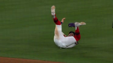 Zach Neto hace una impresionante atrapada