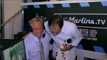 Rich Waltz le da una sorpresa a Tommy Hutton 