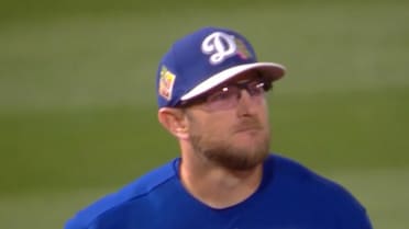 Max Muncy luce su defensa con gran fildeo