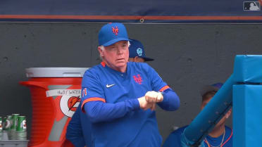 Buck Showalter rehearses the signs