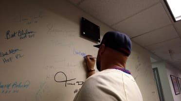 Carlos Beltrán, Andruw Jones sign Hall of Fame wall