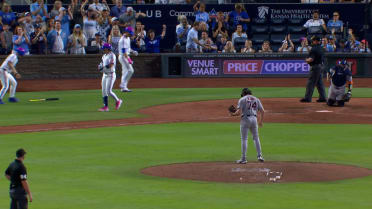Salvador Perez scores on bases-loaded walk