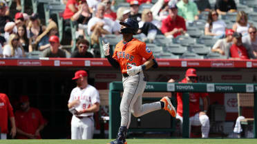 Brice Matthews da jonrón solitario