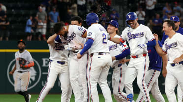 Ezequiel Duran walks it off for the Rangers!
