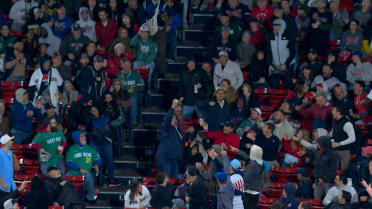 Fan makes slick one-handed catch
