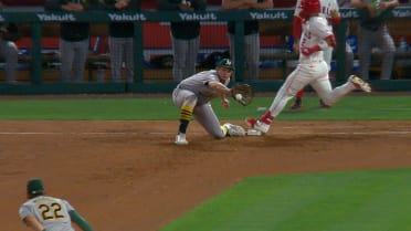 Oswald Peraza is called safe at first after review