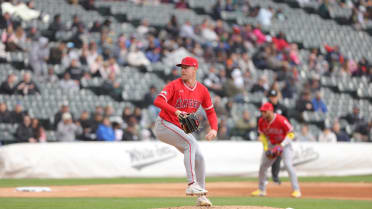 Mitch Farris abanica a tres en fila en el 4to