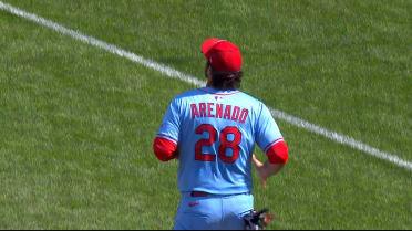 Nolan Arenado termina la 2da con doble play