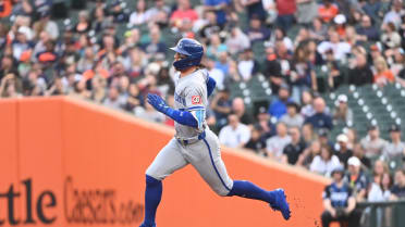 Bobby Witt Jr. extends his hitting streak to 11 games