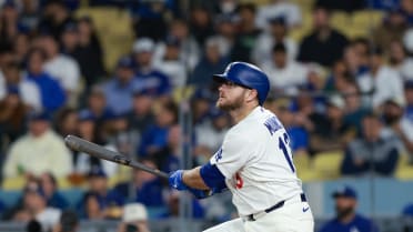 Max Muncy passes Garvey with second HR of game (3)