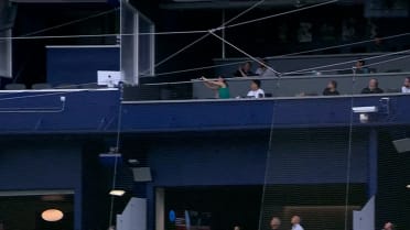 Junior Caminero loses his bat on foul ball