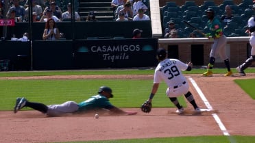 Julio Rodríguez scores on a throwing error 