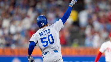 Mookie Betts jonronea 2 veces en fuerte juego ofensivo