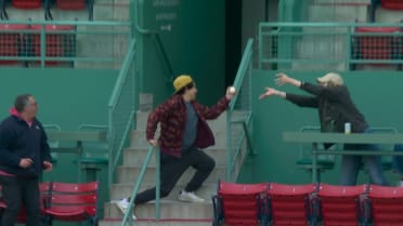 Fan makes great left-handed catch in the stands