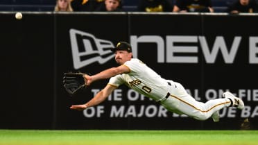 Bryan Reynolds se desliza para una doble matanza