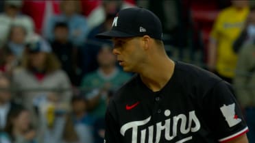 Taylor Rogers logra el salvado con bases llenas