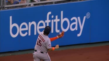 Isaac Paredes' great over-the-shoulder catch