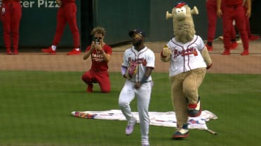 Harris II, Acuña Jr. dance with Blooper after win