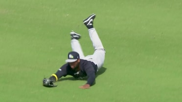 Yanquiel Fernández's diving catch