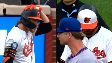Gunnar Henderson wears the wrong helmet during his AB