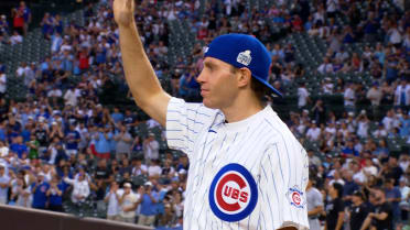 Patrick Kane throws out ceremonial pitch
