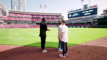 Elly De La Cruz on Reds' scoreboard