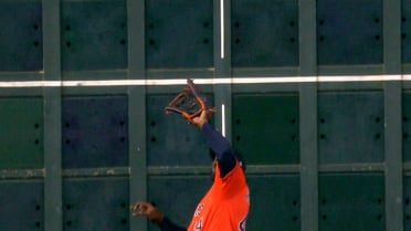 Brillante atrapada de Yordan Álvarez