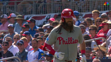 Brandon Marsh cojea tras roletazo, pero sigue en partido