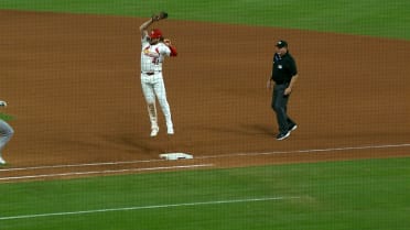 Potente tiro a primera base de Nolan Gorman 