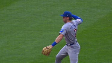 Cubs turn slick 4-6-3 double play