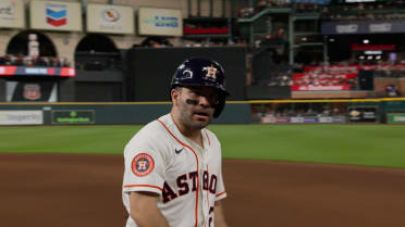 Jeremy Peña scores on throwing error, call stands