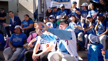 Dodgers join kids at Aquarium of the Pacific