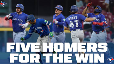 Blue Jays hit five home runs in 13-9 win