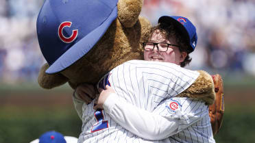 Jake Connelly canta "Take Me Out to the Ballgame"