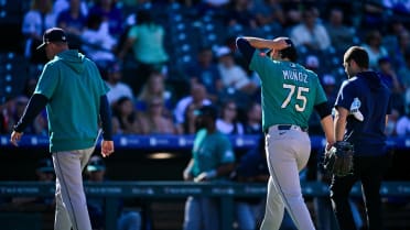 Andrés Muñoz exits the game due to injury in the 9th