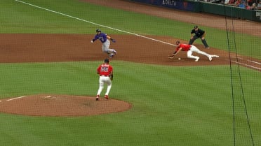 Los Bravos hacen un crucial doble play en la 9na