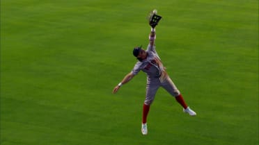 Jarren Duran's fantastic over-the-shoulder grab