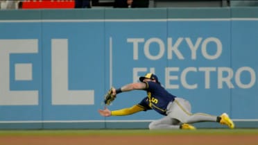 MLB India Call: Garrett Mitchell's defensive gem