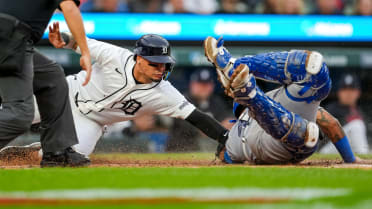 Javier Báez safe at home after review