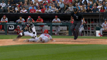 Willson Contreras steals home after a review 