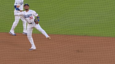 Miguel Rojas completes unbelievable play after review