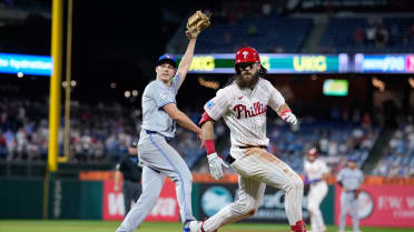 Blue Jays hold on for 5-4 win after review at first