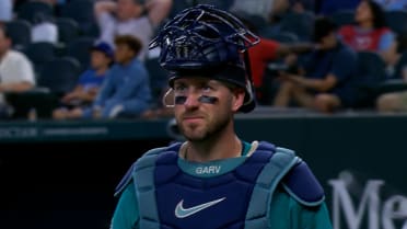 Mitch Garver catches Danny Jansen stealing