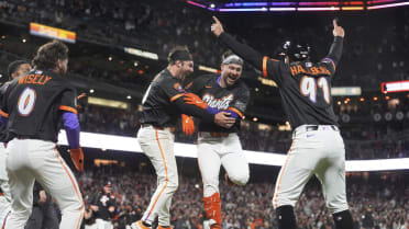 Patrick Bailey's walk-off inside-the-park homer (2)