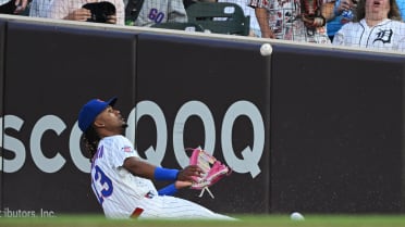 Kevin Alcántara's sliding grab in foul territory