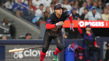 George Springer impulsa dos con doble por regla