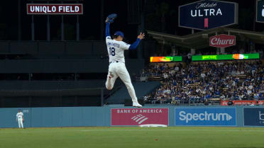 Yoshinobu Yamamoto jumps to catch Freeman's flip