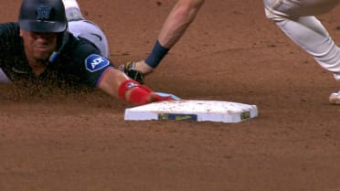 Heriberto Hernández steals second base, call stands 