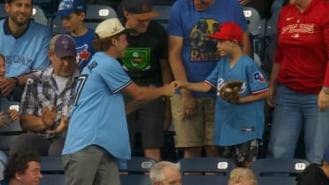 Blue Jays fan gives Rangers fan a nice souvenir
